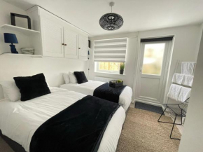 Lovely 1 Bed home near Hospital, with Parking & Garden WORK CONTRACTOR LEISURE, SAPPHIRE